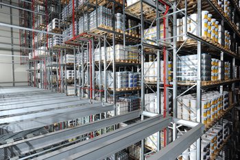 <p>El almacén de estanterías altas del centro de distribución de productos de Münster</p>